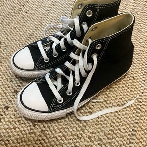 Converse High Tops Black And White Womens 7 chuck taylor gently used